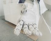 中产“心头好”Moncler羽绒服，为何遇冷？